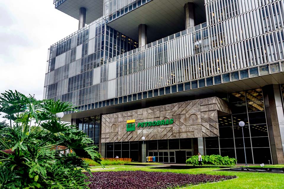 Governo muda conselho da Petrobras e indica general para lugar do presidente da estatal
