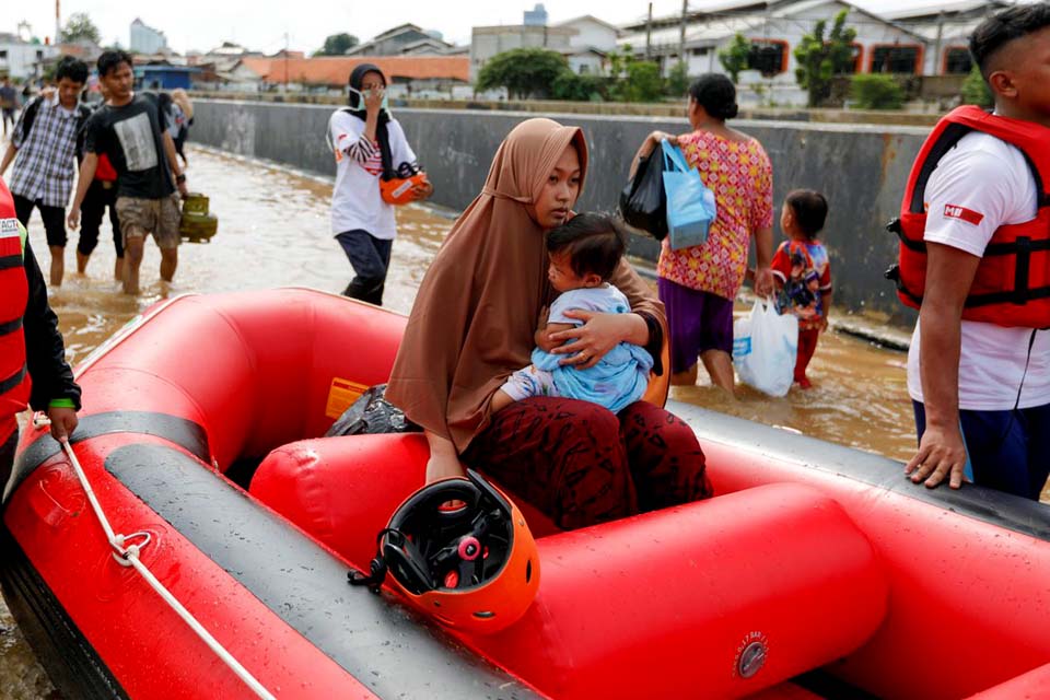 Indonésia eleva para 43 número de mortos em inundações na capital