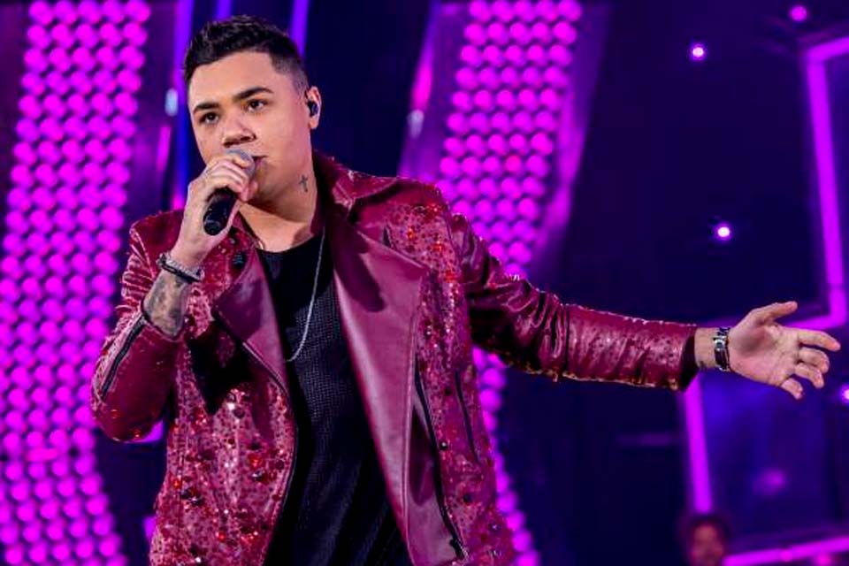 Em live, Felipe Araújo chora ao lembrar irmão e se joga com namorada em piscina