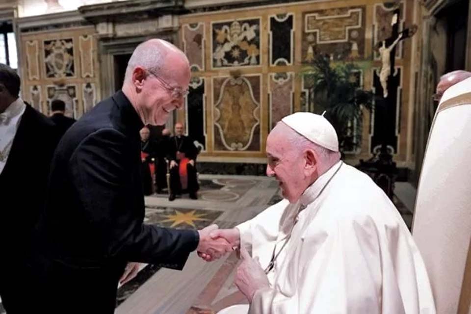 Papa convida líder defensor dos direitos LGBTQIA+ para conferência