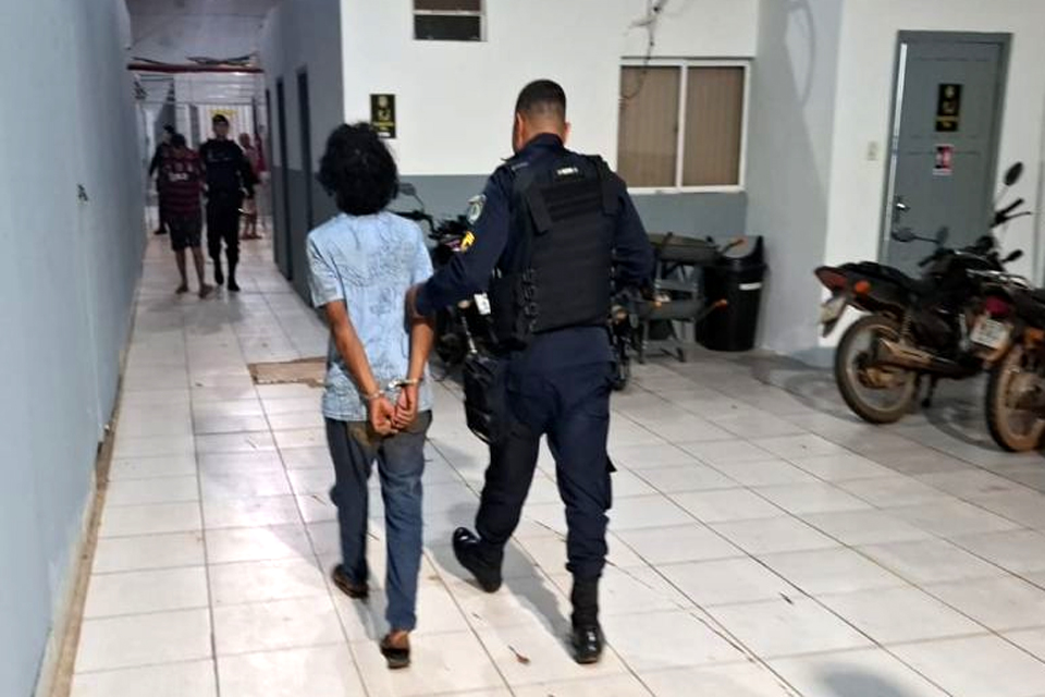 Homem é esfaqueado e atingido com paulada na cabeça em Candeias do Jamari