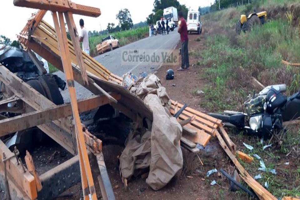 Veículo de São Miguel e motocicleta colide em carretinha de trator na RO 010