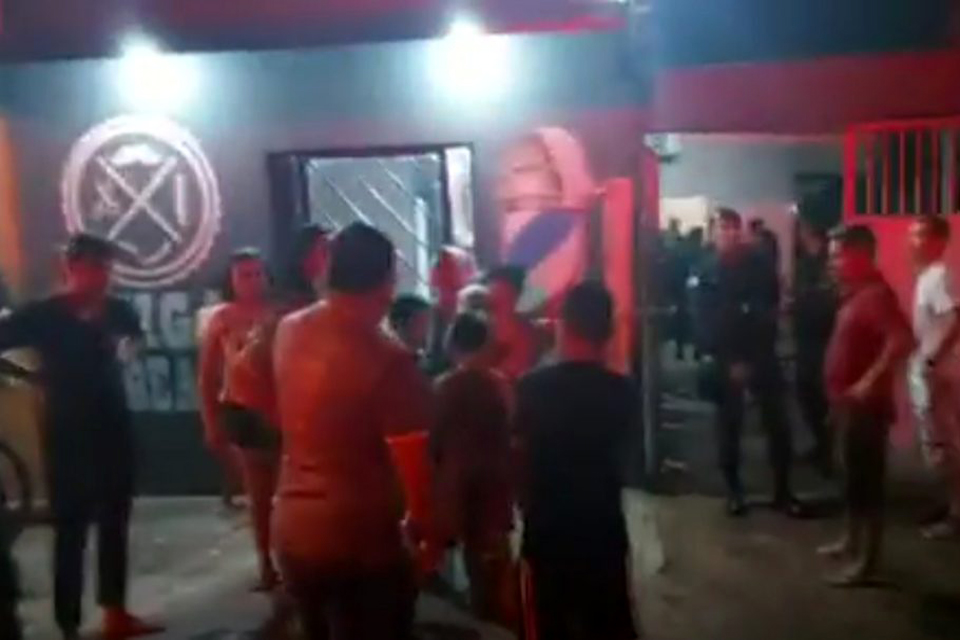  Barbeiro e assassinado com vários tiros e golpes de tesoura