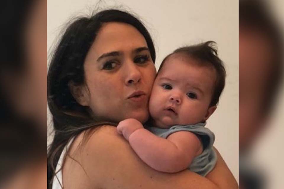 Tatá Werneck mostra foto com a filha e brinca sobre barriga saliente pós-parto