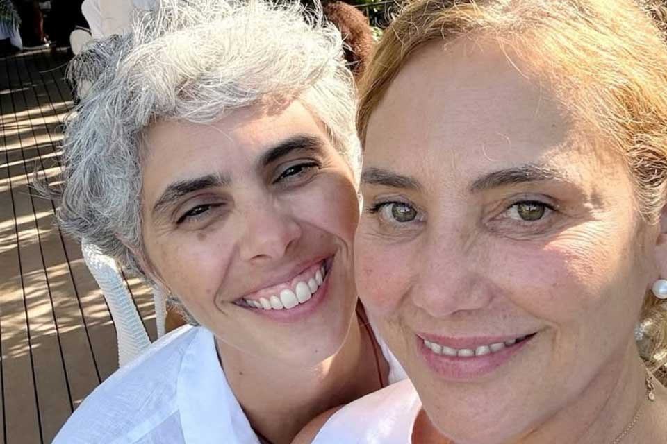 Heloisa Périssé surge pela primeira vez com nova namorada em festa de Walcyr Carrasco