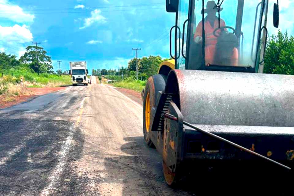 Manutenção asfáltica fortalece condições de tráfego na RO-471, em Ministro Andreazza