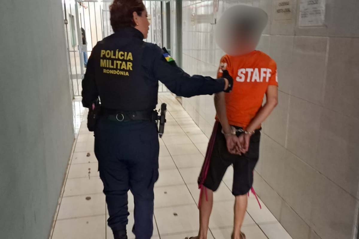 PM prende mulher com facão após ameaças a estudantes em frente de escola