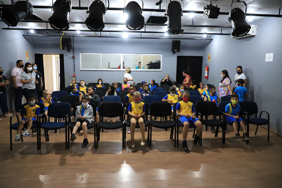 Alunos da escola Voo da Juriti participam de sessão de cinema em Porto Velho