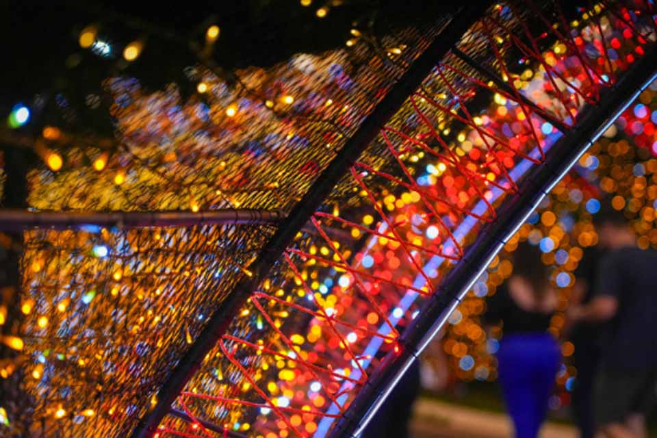 Tradicional iluminação natalina nas avenidas é retomada na capital