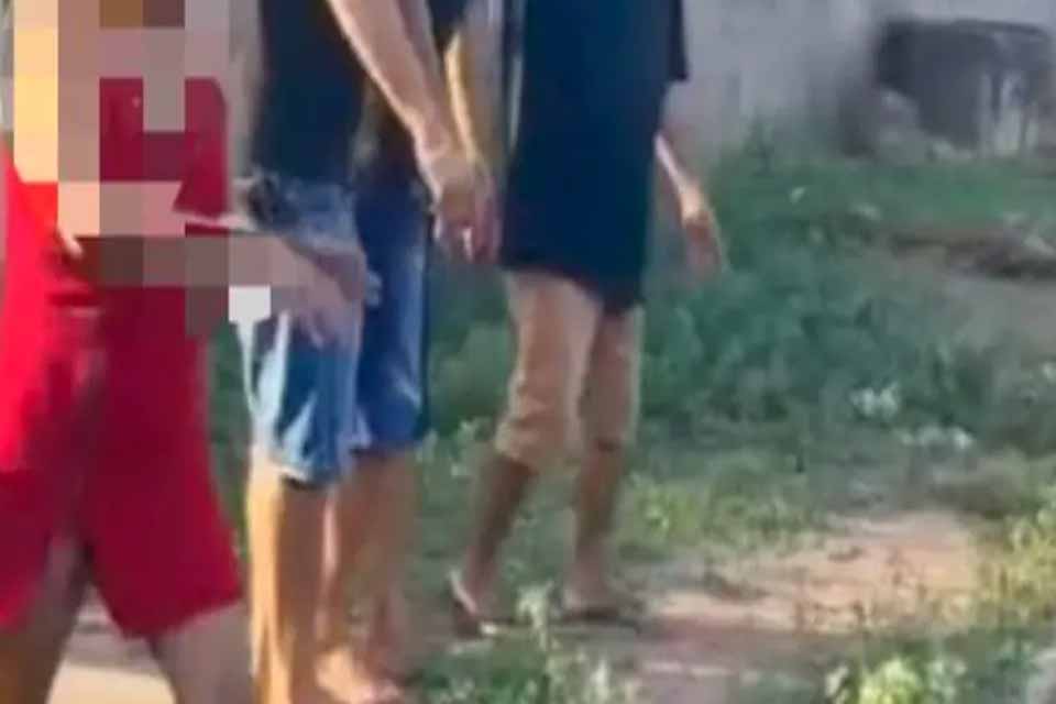 Homem é alvejado a tiros por criminoso em carro na zona Leste