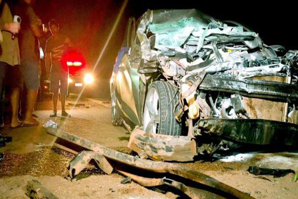 Carro com família tem princípio de incêndio após colidir com caçamba na BR-364