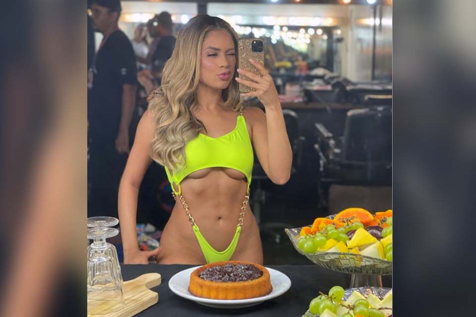 Lexa posa com maiô ousado e quase mostra demais