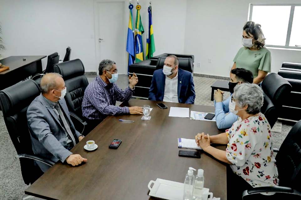 Presidente da ALE-RO, Alex Redano se reúne com o secretário da Seduc para tratar da liberação de recursos para educação