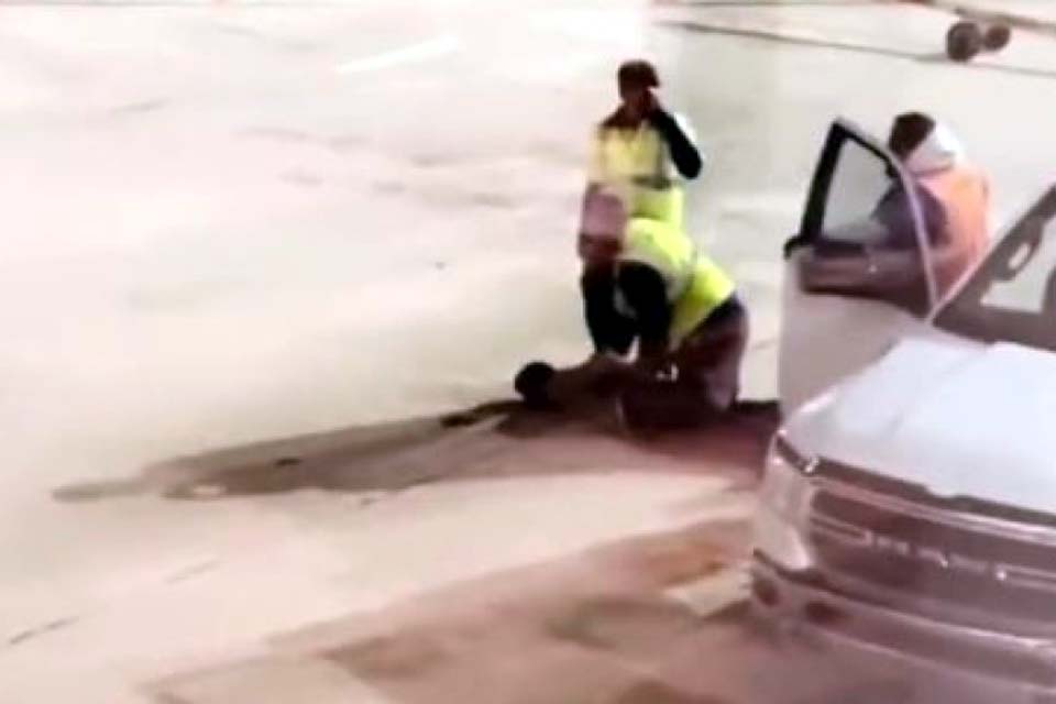 Passageiro abre saída de emergência e pula de avião antes de descolar