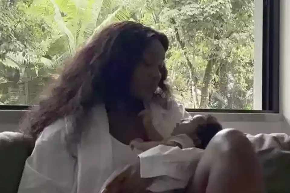 Iza surge cantando para a filha Nala e encanta web: “Como posso amar assim?”