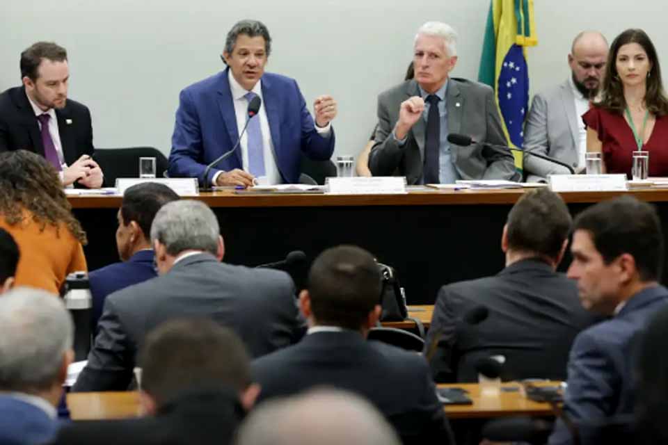 Audiência com Haddad é encerrada após tumulto entre deputados