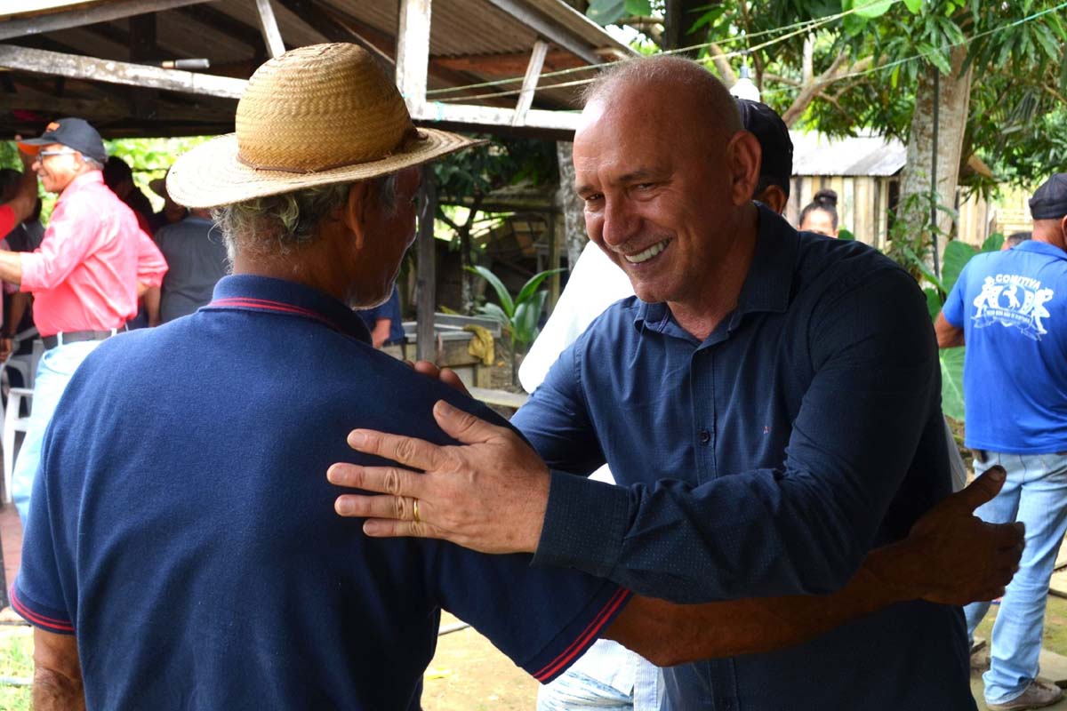 Deputado Ezequiel Neiva garante adubo orgânico para fortalecer agricultura familiar em Cerejeiras