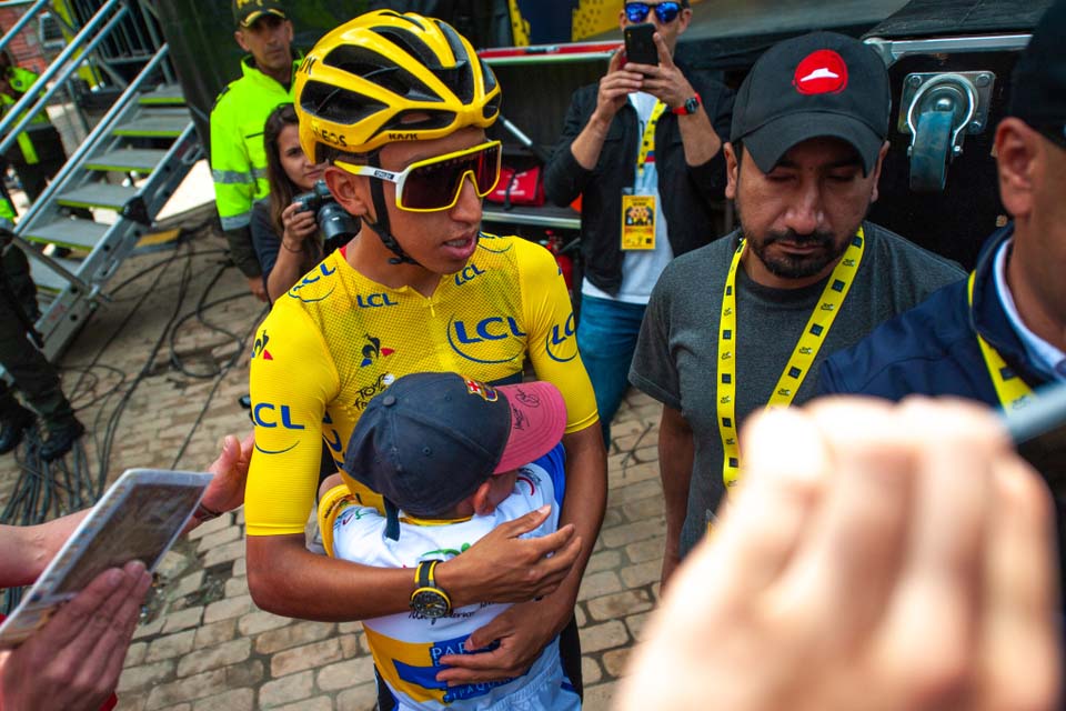 Ciclista colombiano vencedor do Tour da França oferece ajuda a crianças pobres