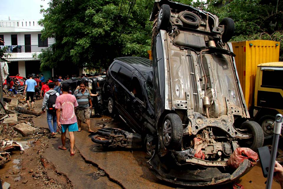 Pelo menos 16 mortos em inundações na capital da Indonésia