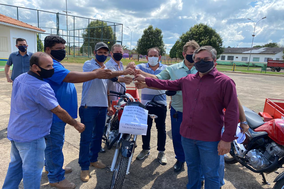 Deputado Laerte Gomes entrega 11 motocicletas com carretinhas para atender associações rurais de Vale do Anari
