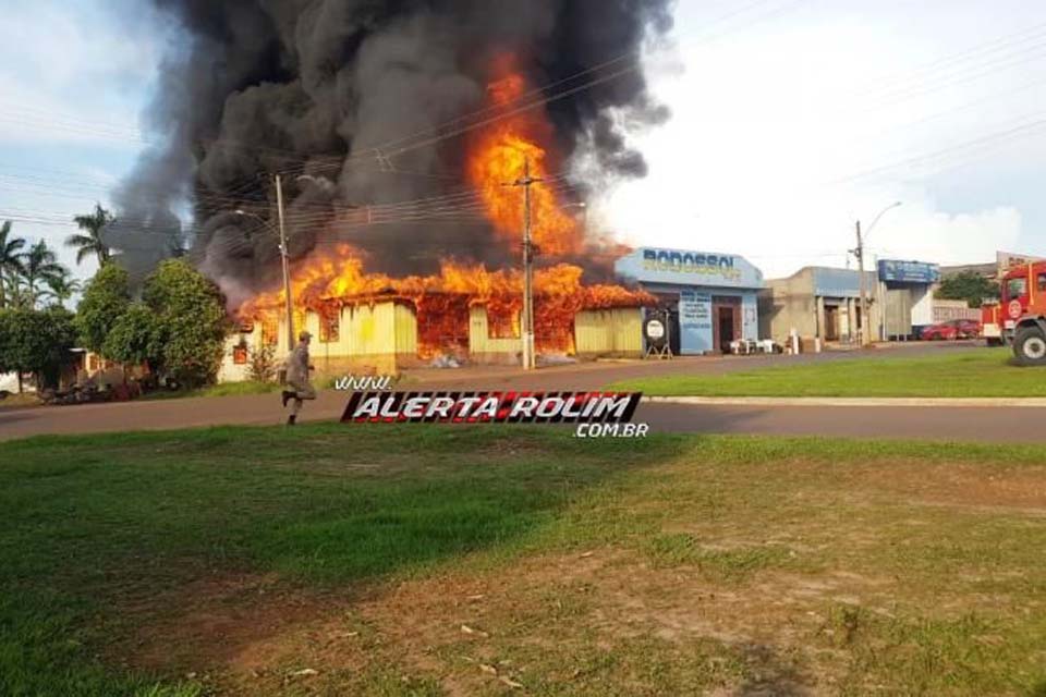  Incêndio de grandes proporções destrói duas empresas e uma residência