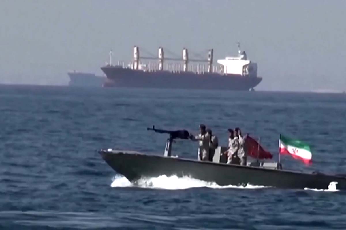 Irã quer controlar entrada de navios e ter poder de intervenção em Ormuz, diz agência