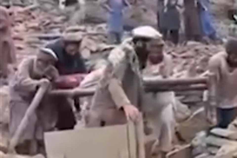 Afeganistão: Talibã reduziu ajuda internacional para terremotos