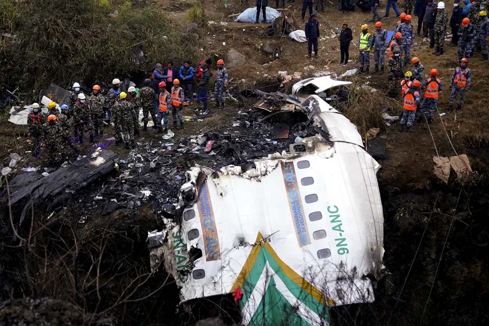 Sem esperança de sobreviventes, Nepal lamenta mortes de passageiros de acidente aéreo 