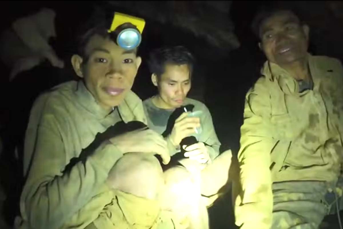 Sobreviventes presos em caverna no Laos mandam recados para familiares: 