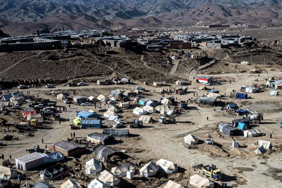 Seis meses após terremoto, afegãos desabrigados ganham novo lar