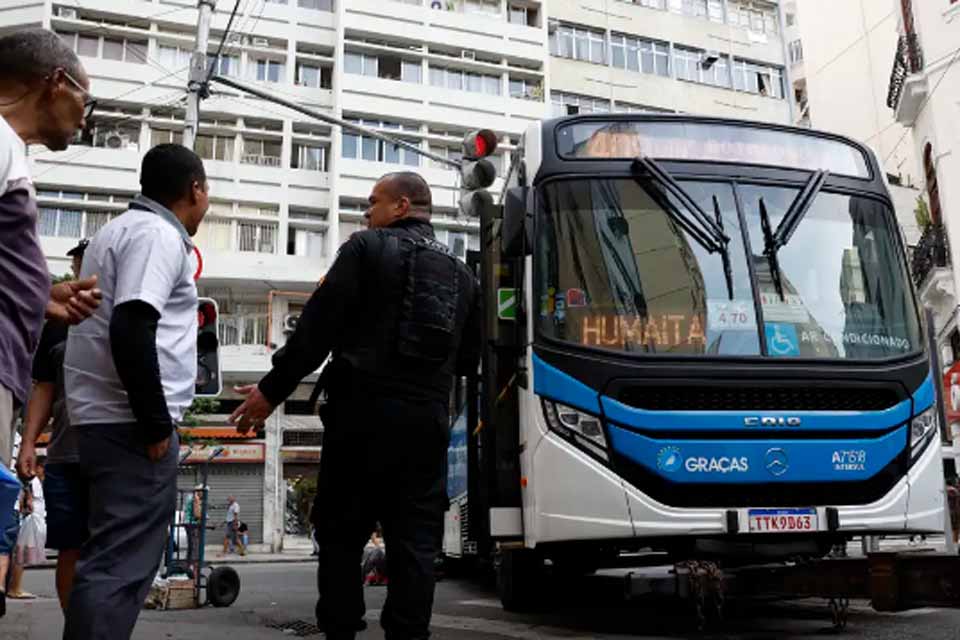 Rio: mais de 50 ônibus viraram barricada; transporte está afetado