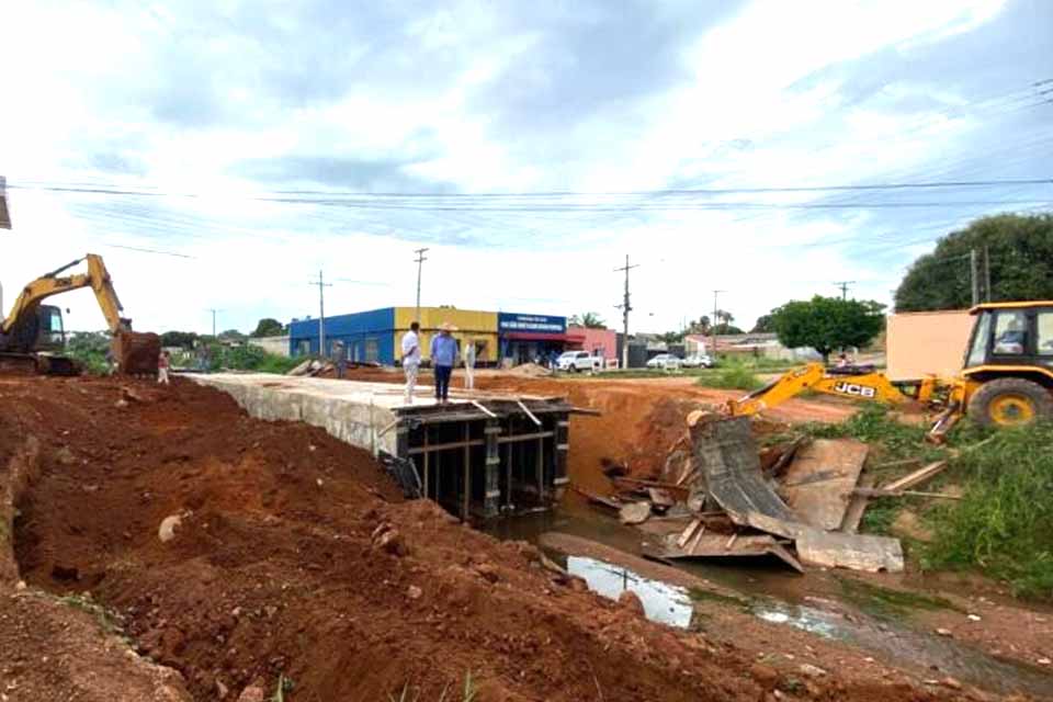 Prefeitura retoma obra na região central com pavimentação e drenagem na rua Rio Branco