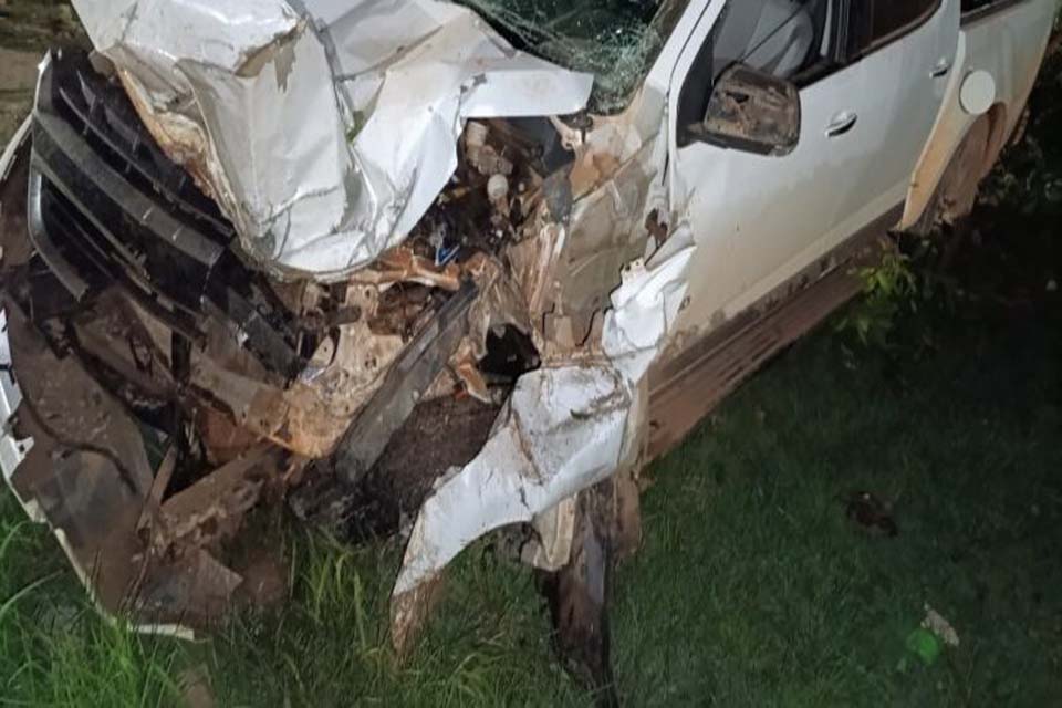 Caminhonete fica destruída após derrubar poste e duas árvores