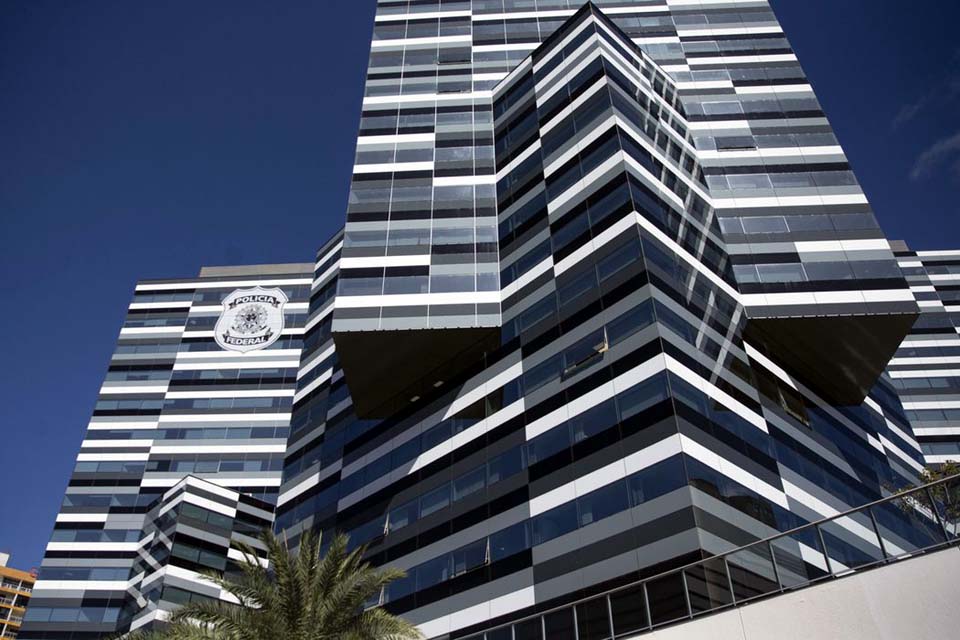 Bolsonaro chega à Polícia Federal para depor sobre atos golpistas