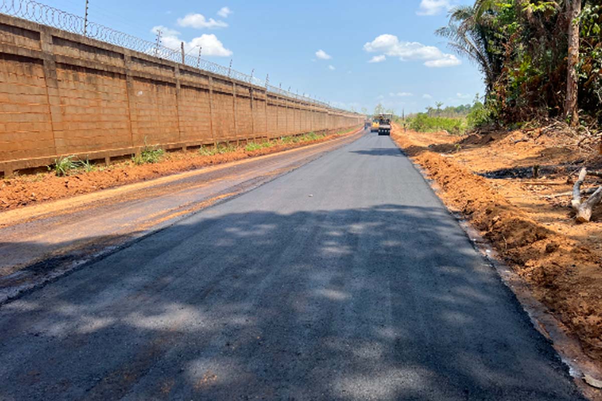Estrada das Granjas avança com pavimentação e transforma acesso no Nova Esperança