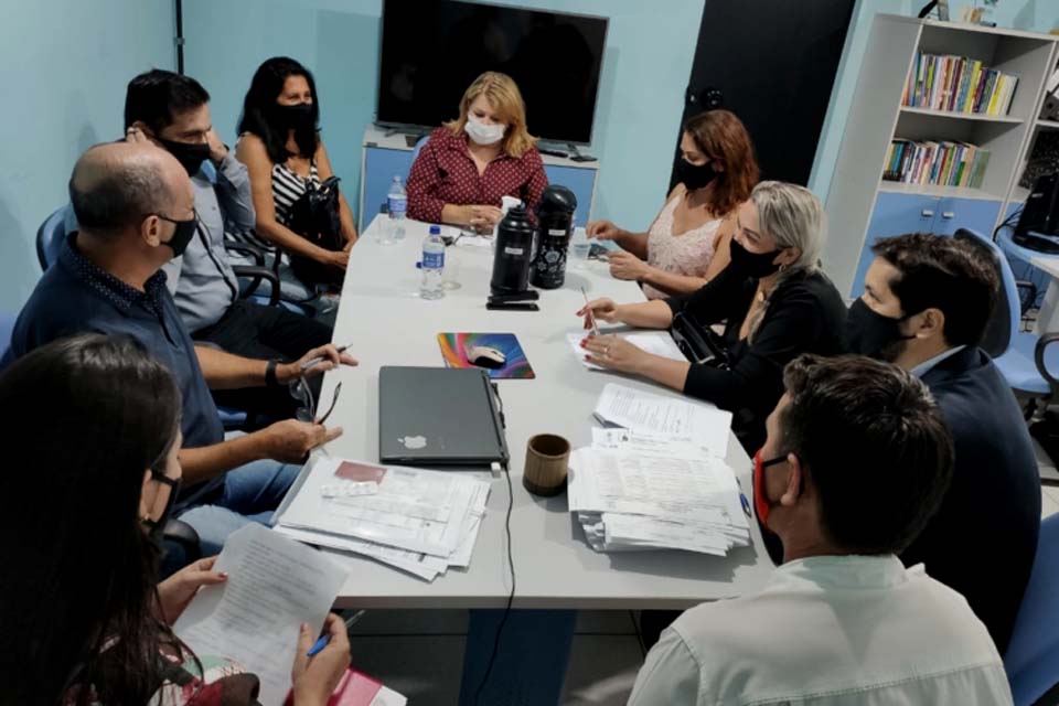 Comissão composta por servidores e vereadores apresenta pauta de reivindicação na Educação