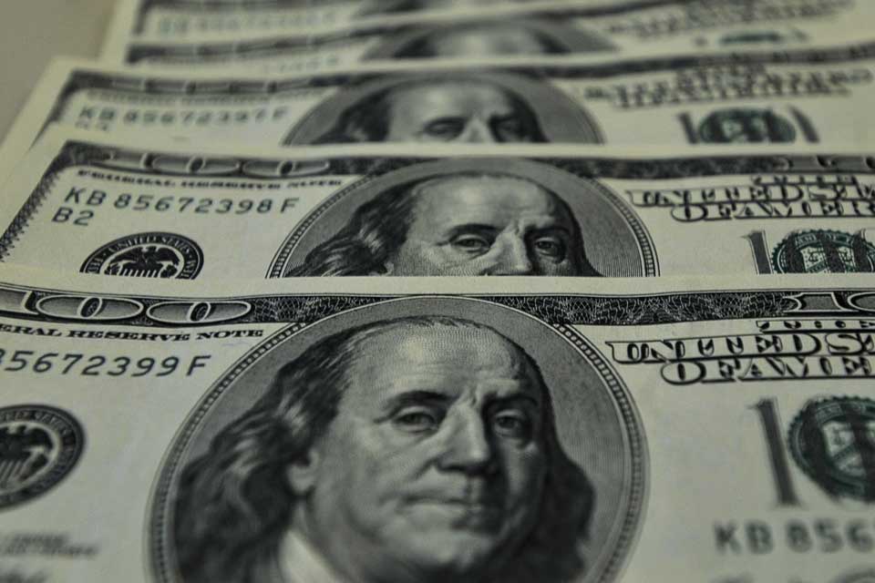 Dólar fecha em queda e atinge menor valor em 15 meses, cotado a R$ 5,35