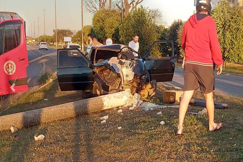 Motorista fratura as pernas ao atingir poste de concreto na BR 364