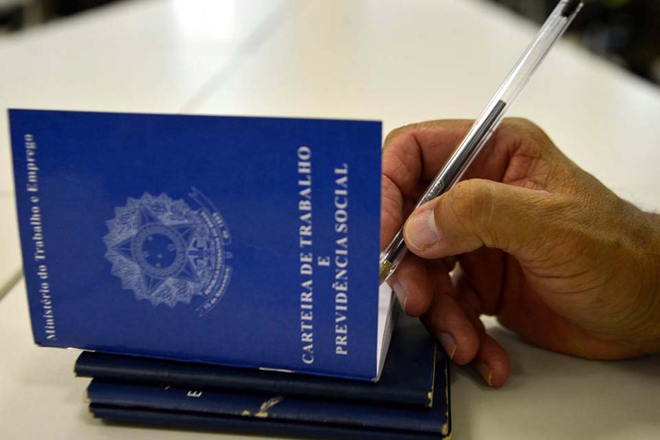 Número de empregados com carteira chega a menor nível desde 2012