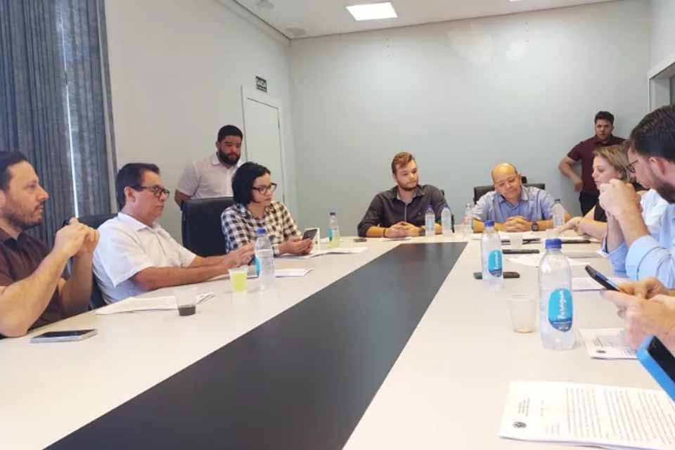 Vilhena aprova reajuste nas gratificações de diretores escolares e controladores de UBS