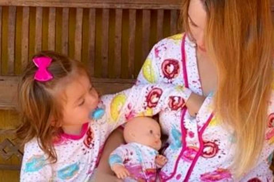 'Incomoda muito', diz Thaeme sobre filha apertar seus seios