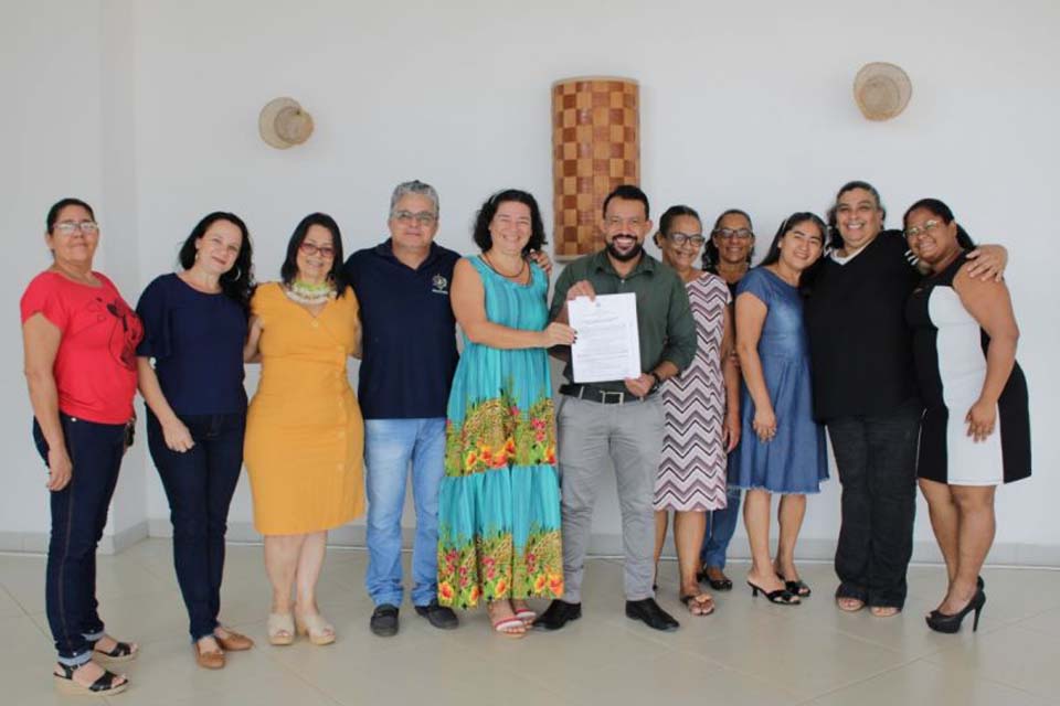 Artesãos e trabalhadores manuais recebem a carteira que facilita a venda de artes com nota fiscal