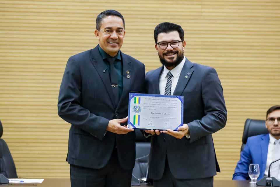 Eyder Brasil concede honrarias ao chefe da Casa Civil, Elias Rezende, e ao promotor Anderson Batista