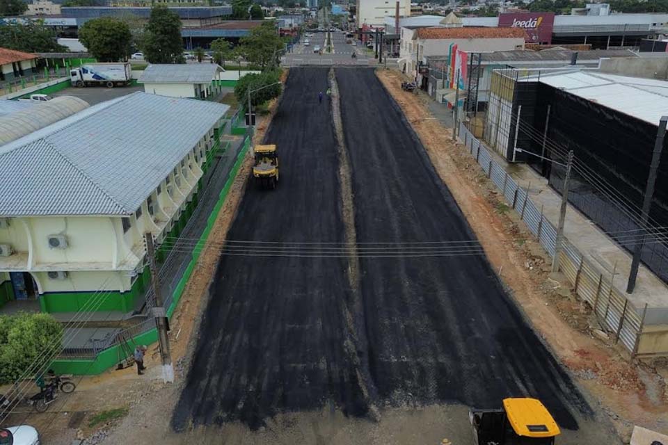 Equipe da Semosp de Ji-Paraná trabalha na aplicação da massa asfáltica no trecho alargado