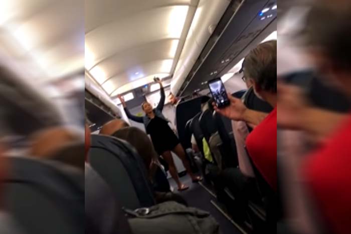 Passageira descontrolada mostra partes intimas em avião 