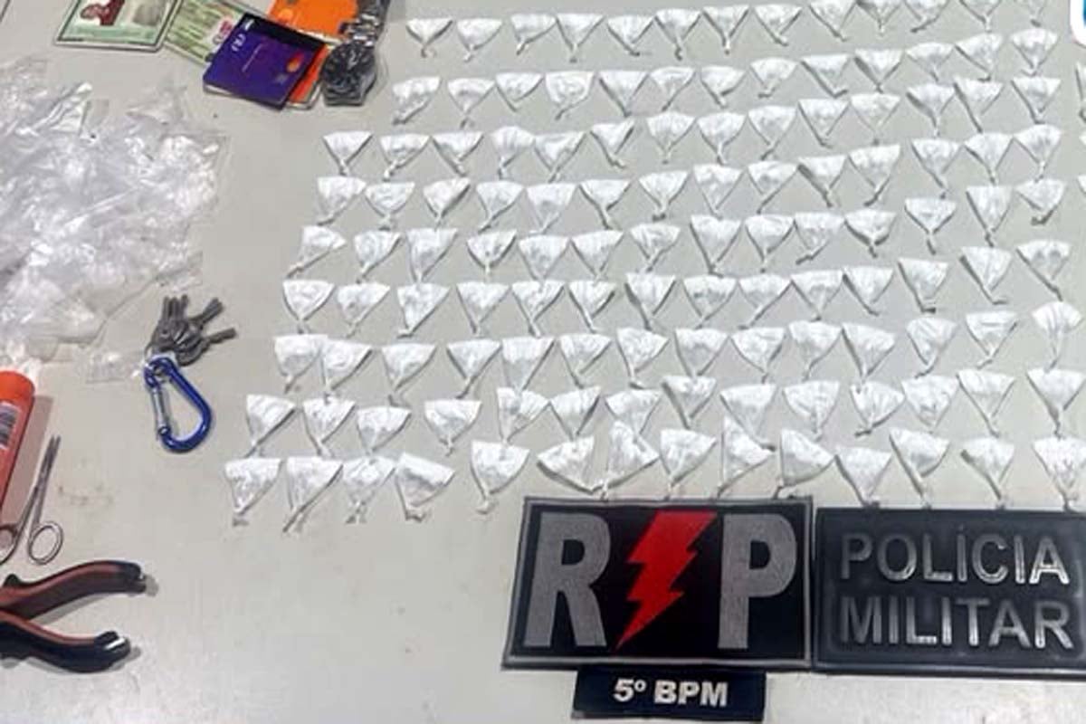 PM prende suspeitos com mais de 100 porções de drogas na zona leste