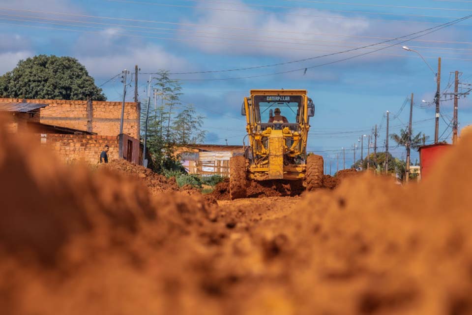 Moradores comemoram a chegada do asfalto ao bairro Socialista em Porto Velho