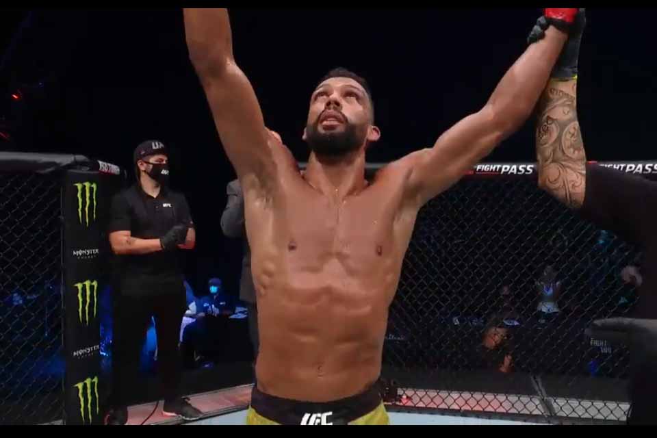 VÍDEO - Brasileiro Edson Barbosa dá show e vence Makwan Amirkhani pelo UFC Fight Island 5; Melhores Momentos