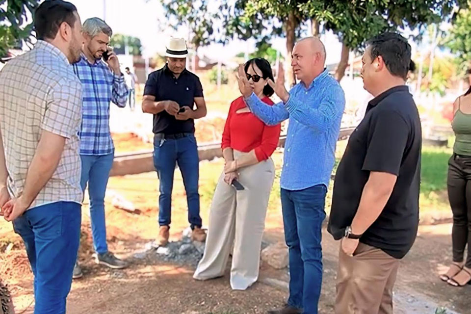 Deputado Ezequiel Neiva inspeciona as obras de construção de três campos de futebol society com gramado sintético em Vilhena