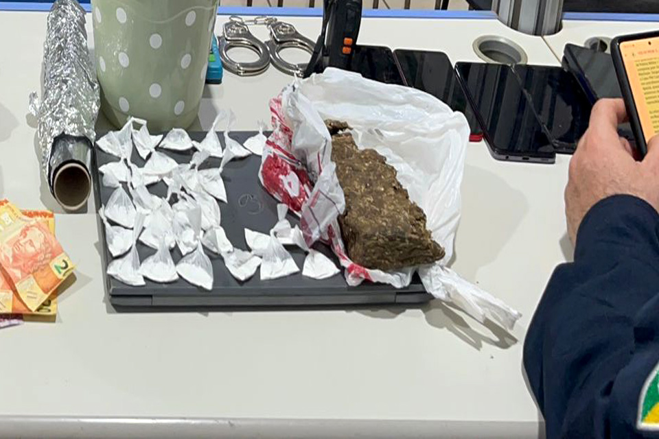 Polícia Militar prende apenados monitorados com drogas em boca de fumo